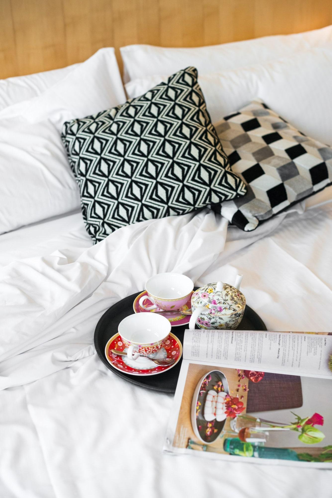 Adelphi Hotel Melbourne City Exterior foto A bed with cushions