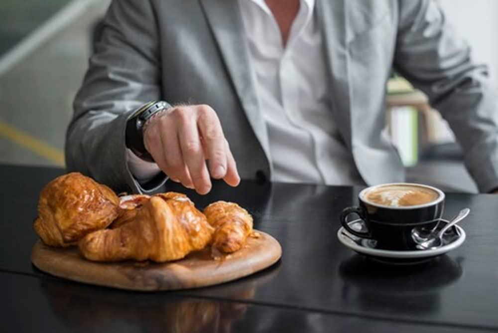 Adelphi Hotel Melbourne City Exterior foto A man with a coffee and a pastry