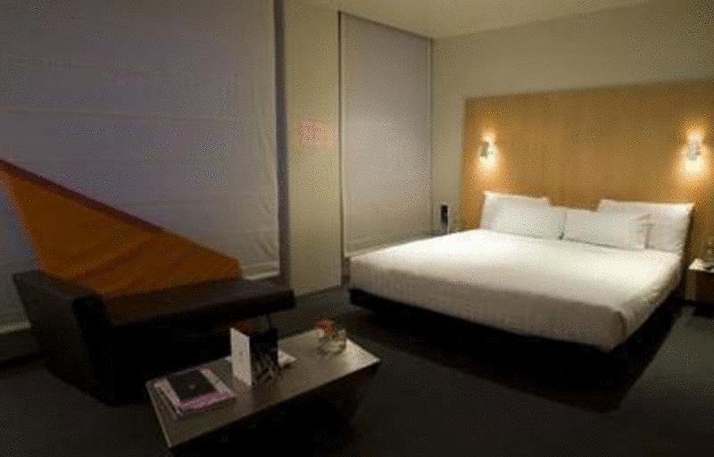 Adelphi Hotel Melbourne City Zimmer foto A room at the Standard East Village