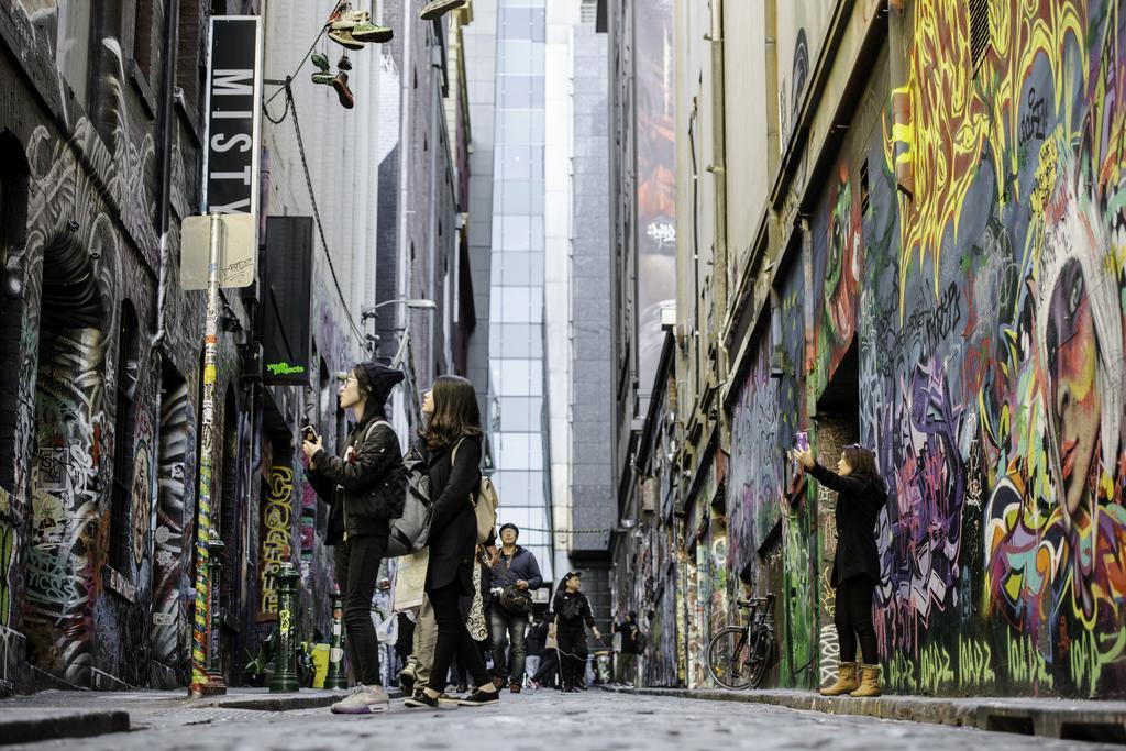 Adelphi Hotel Melbourne City Exterior foto The alleyway in 2011