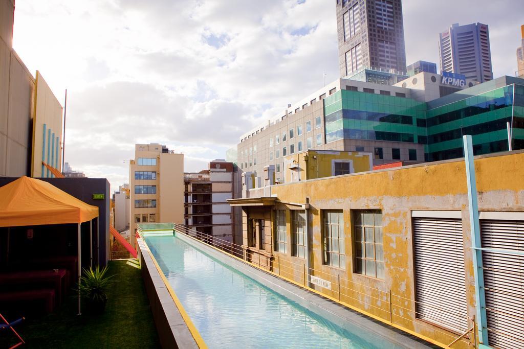 Adelphi Hotel Melbourne City Exterior foto The pool at the rooftop of the Standard East Village