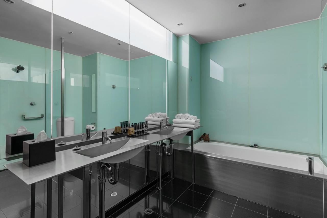 Adelphi Hotel Melbourne City Exterior foto A bathroom